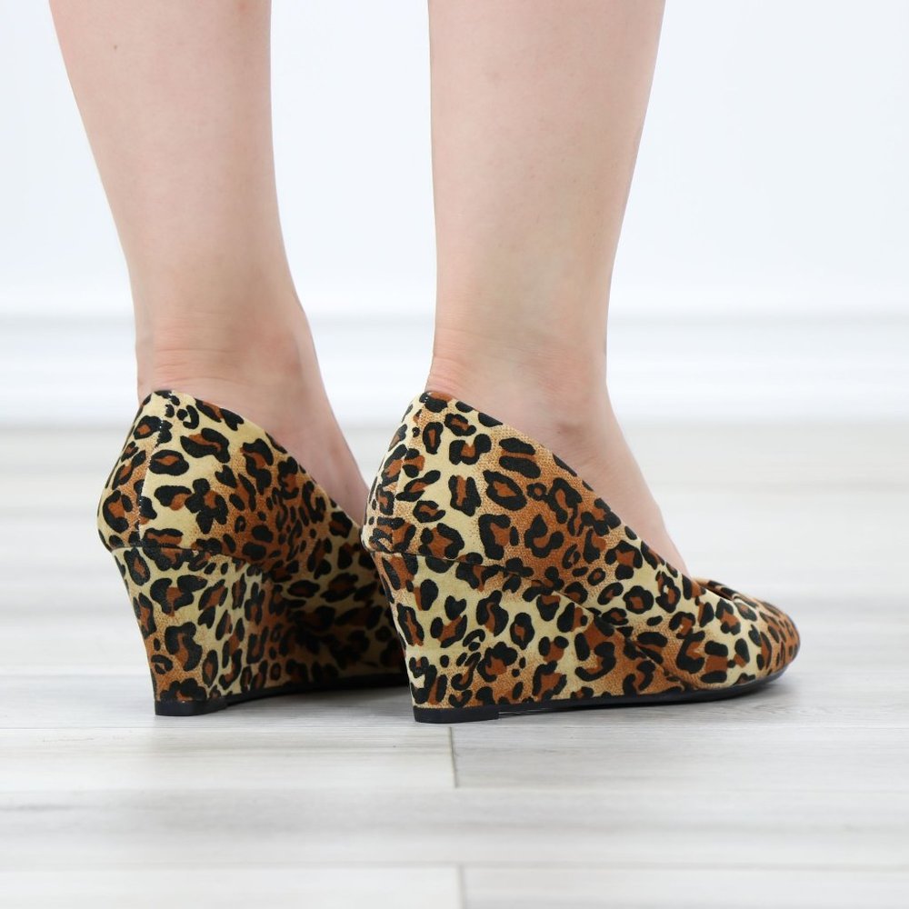 Rockabilly Faux Suede Leopard Round Toe Wedge Low Heel - Picture 7 of 11